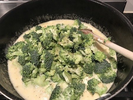 Spaghetti broccoli kaassaus