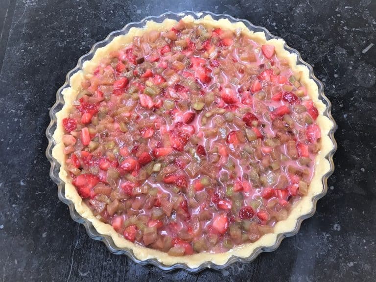 Rabarber crumble taart met aardbei