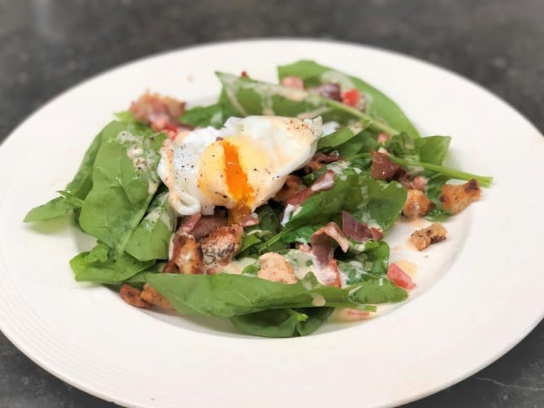 Spinaziesalade met gepocheerd ei