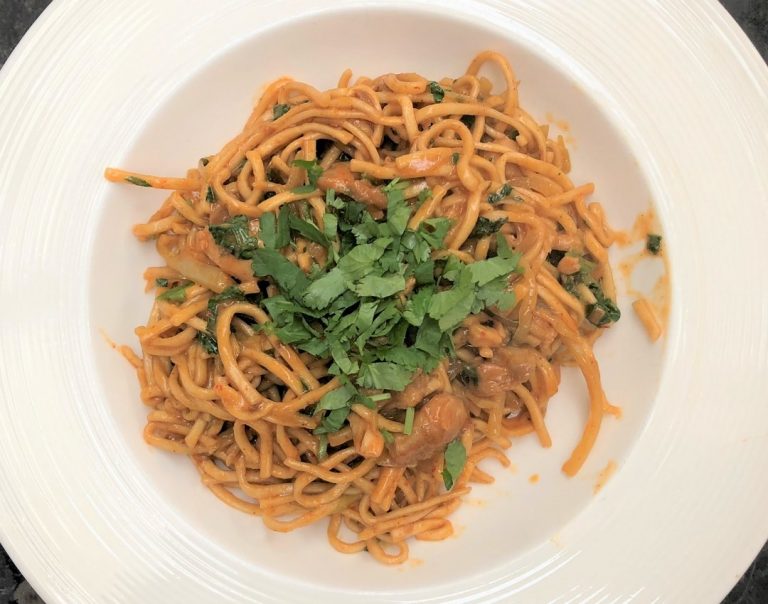 Thaise mie met kip en rode curry