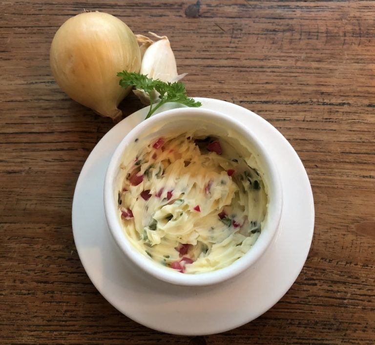 Zelfgemaakte kruidenboter